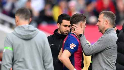 Gavi sofreu um choque de cabeça preocupante durante a partida entre Barcelona e Alavés, resultando em sua substituição. (Foto de David Ramos/Getty Images)