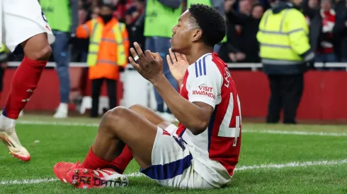 O gesto gerou reações dentro e fora de campo, alimentando a rivalidade entre as equipes. (Foto de Alex Pantling/Getty Images)