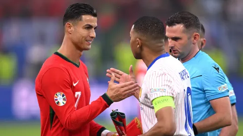 Cristiano Ronaldo e Kylian Mbappé antes de jogo entre França e Portugal