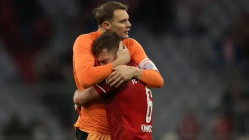 Neuer e Kimmich em jogo do Bayern contra o RB Leipzig. Clube bávaro renovou com o goleiro. Foto: Alexander Hassenstein