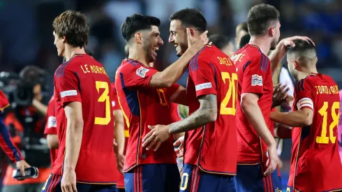 Asensio e Joselu comemorando vitória da seleção espanhola.  Meia-atacante foi contratado pelo Aston Villa. Foto: Christof Koepsel