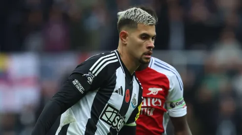 Bruno Guimarães com a posse de bola em partida da Premier League entre Arsenal e Newcastle. Foto: MI News & Sport / Alamy Stock Photo