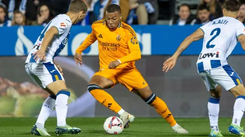 Kylian Mbappé tenta drible em partida entre Leganés e Real Madrid. Foto: Album / Alamy Stock Photo
