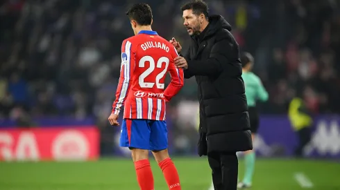 Diego e Giuliano Simeone, pai e filho, em jogo do Atlético de Madrid. Clube definiu valor para venda do jogador. Foto: Octavio Passos
