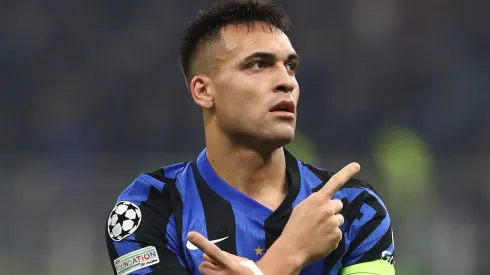 Barcelona pode perder a contratação de Lautaro Martínez para outro gigante europeu (Photo by Marco Luzzani/Getty Images)