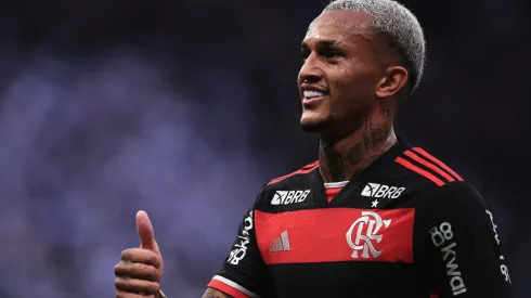 Wesley, em campo, com a camisa vermelha e preta, pelo Flamengo. Foto: Ettore Chiereguini/AGIF