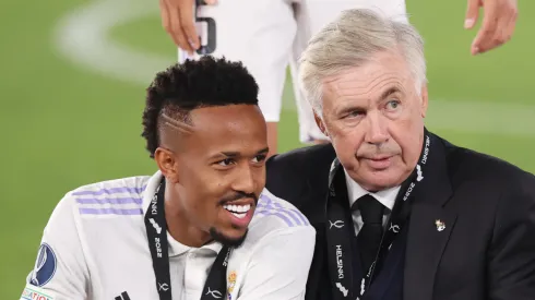 Éder Militão ao lado do técnico Carlo Ancelotti