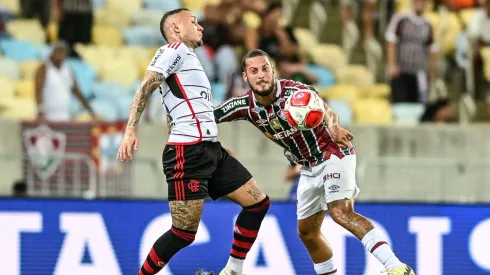 Everton Cebolinha divide bola com Guga em partida entre Flamengo e Fluminense. Foto: Celso Pupo / Alamy Stock Photo
