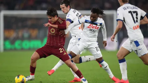 Dybala e Lookman disputando bola. Nigeriano é alvo da Juventus. Foto: Paolo Bruno