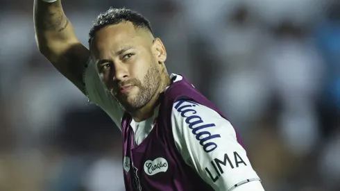 Neymar impõe condição para permanecer no Santos e não assinar com time europeu em julho. (Photo by Alexandre Schneider/Getty Images)
