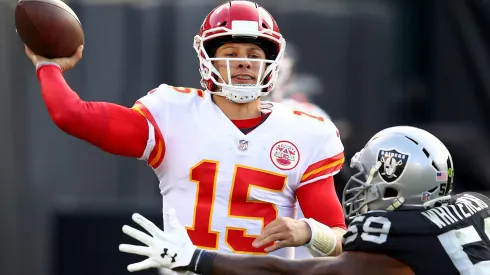 Pat Mahomes busca lançamento em partida diante do Oakland Raiders. Foto: ssociated Press / Alamy Stock Photo