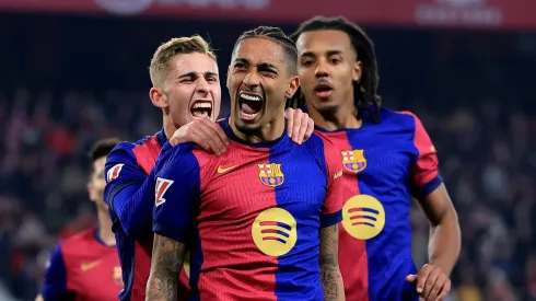 Barcelona de Raphinha vence em LaLiga e atacante fala de quase saída do clube.