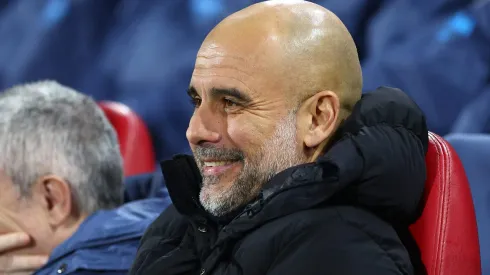 Guardiola, treinador do Manchester City, quer Xavi Simons para substituir De Bruyne. (Photo by Clive Rose/Getty Images)