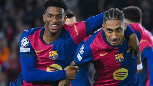 Raphinha e Alejandro Balde em ação pelo Barcelona. O segundo é alvo do Manchester United  (Photo by David Ramos/Getty Images)