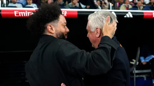 Marcelo abraça Ancelotti no banco de reservas do Real Madrid. Foto: Angel Martinez/Getty Images