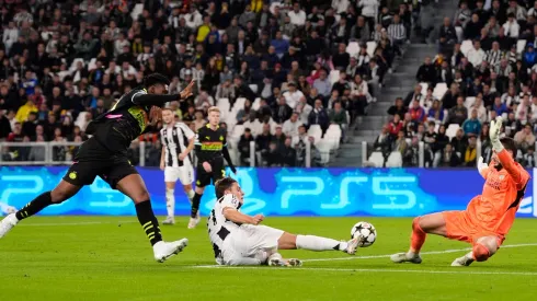 Jogadores de PSV e Juventus dividem bola em partida da Champions League. Foto: Nicolò Campo / Alamy Stock Photo