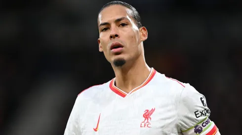Van Dijk decide sair e escolhe em qual clube vai assinar entre Barcelona e Real Madrid (Photo by Mike Hewitt/Getty Images)