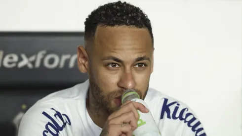 Neymar se prepara para jogo contra o Corinthians.