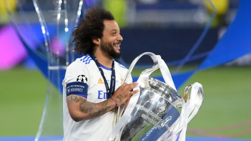 Marcelo com a taça da Champions League na mão. Foto: Shaun Botterill/Getty Images)=