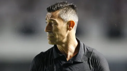 Treinador Pedro Caixinha em jogo do Santos. Clube busca a contratação de um volante. Foto: Miguel Schincariol