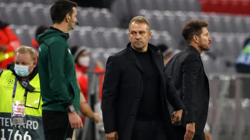 Hansi Flick, atual treinador do Barcelona, e Diego Simeone, técnico do Atlético de Madrid. Clubes disputam contratação de atacante sueco. Foto: Alexander Hassenstein