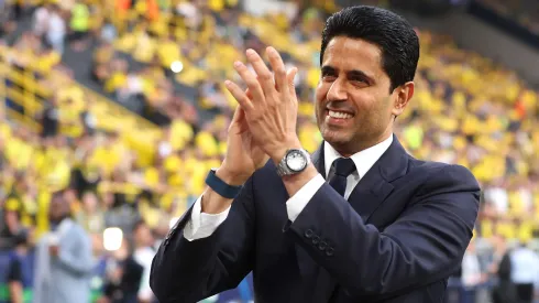 Nasser Al-Khelaifi aplaudindo a torcida em jogo contra o Borussia Dortmund. Clube francês deseja a contratação de Matheus Cunha. Foto: Alex Grimm