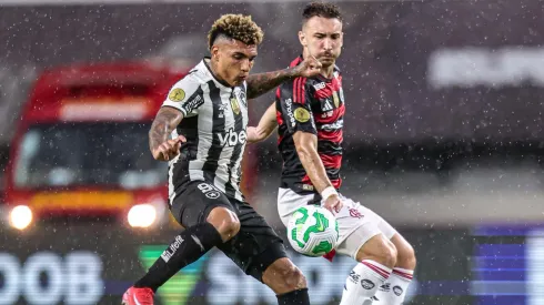 Igor Jesus e Léo Ortiz dividem bola na final da Supercopa Rei entre Botafogo e Flamengo. Foto: Sipa US / Alamy Stock Photo
