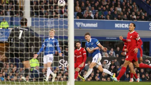 James Tarkowski do Everton tenta finalização contra o gol de Alisson. Foto: Sportimage Ltd / Alamy Stock Photo