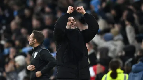 Luka Sucic, destaque da Real Sociedad, entrou no radar do Manchester City. O meio-campista croata, elogiado por sua visão de jogo e versatilidade, atraiu a atenção de Pep Guardiola, que busca reforços para o setor. (Foto de Gareth Copley/Getty Images)