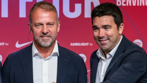 Hansi Flick, treinador do Barcelona, e o diretor do clube, Deco (Photo by Eric Alonso/Getty Images)