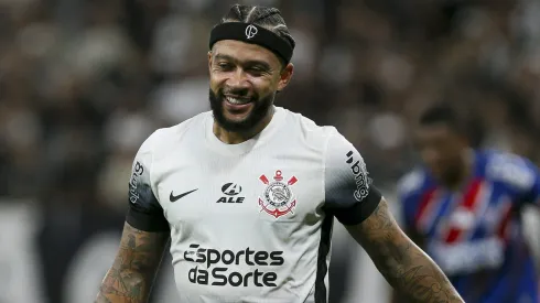 Memphis Depay faz desabafo emocionante após vitória do Corinthians sobre o Santos de Neymar. (Photo by Ricardo Moreira/Getty Images)