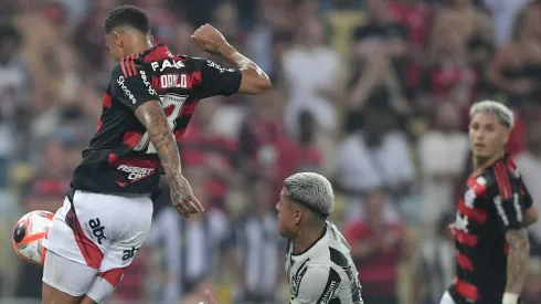 Danilo brilhou na vitória do Flamengo sobre o Botafogo, contribuindo com uma assistência e salvando um gol adversário. Foto Thiago RibeiroAGIF