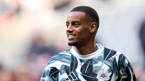 Alexander Isak durante o aquecimento para partida do Newcastle