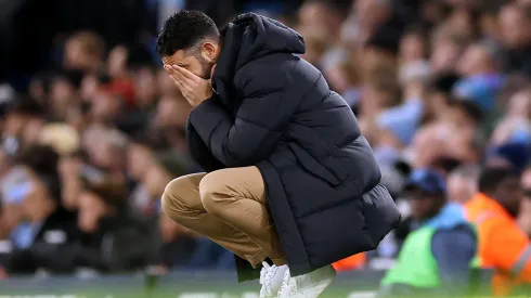 Ruben Amorim à beira do campo comandando o Manchester United. Treinador foi o responsável pela dispensa de Antony. Foto: Carl Recine
