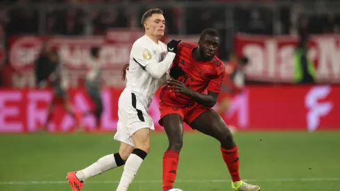 Dayot Upamecano marcando Wirtz em jogo do Leverkusen contra o Bayern de Munique