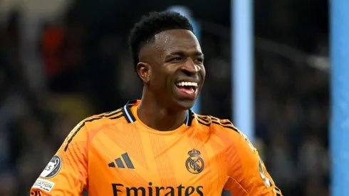 Vinicius Júnior brilhou na vitória do Real Madrid sobre o Manchester City, transformando provocações em motivação. (Foto de Michael Regan/Getty Images)