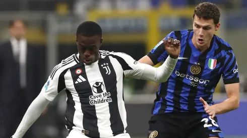 Juventus e Inter de Milão se enfrentam em um clássico decisivo pela 25ª rodada do Campeonato Italiano 2024/25. (Foto de Marco Luzzani/Getty Images)