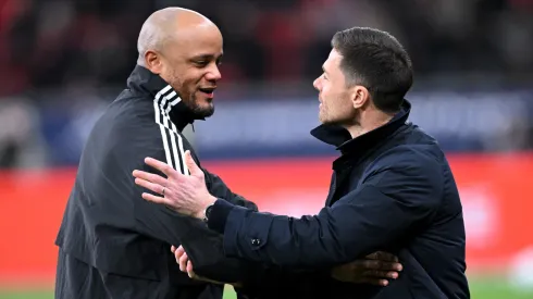 Vincent Kompany junto com Xabi Alonso