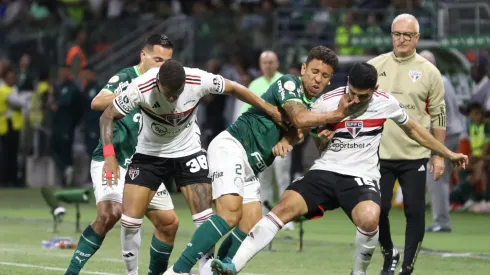 Marcos Rocha do Palmeiras divide bola com jogadores do São Paulo. Foto: Brazil Photo Press / Alamy Stock Photo