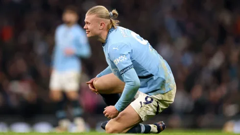Haaland sente joelho em confronto pelo City (Photo by Carl Recine/Getty Images)