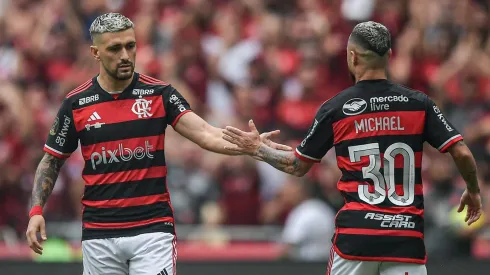 Michael e Arrascaeta se cumprimentam em jogo do Flamengo – Foto: Thiago Ribeiro/AGIF
