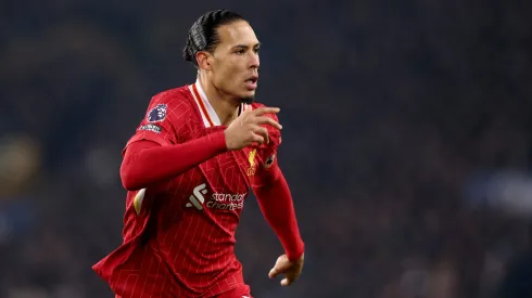 Van Dijk, zagueiro do Liverpool (Photo by Carl Recine/Getty Images)