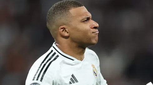 O Real Madrid impôs seu ritmo de jogo no Santiago Bernabéu, controlando as ações e superando o Manchester City de Pep Guardiola com mais uma vitória nos Playoffs da Liga dos Campeões. (Foto de Clive Brunskill/Getty Images)