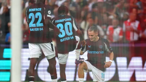 Jogadores do Bayer Leverkusen comemorando gol. Destaque da equipe pode estar a caminho da Premier League. Foto: Dean Mouhtaropoulos