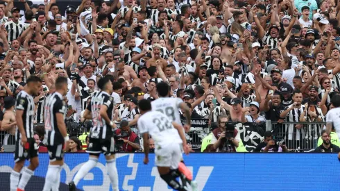 Jogadores e torcedores comemoram titulo do Botafogo no Monumental de Nuñez. Foto: Sipa US / Alamy Stock Photo