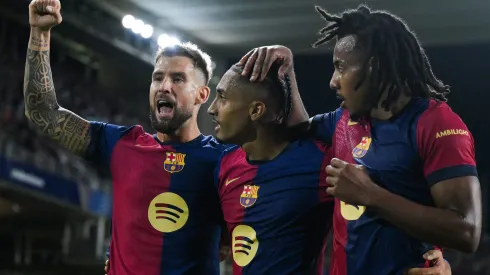 Raphinha, Íñigo Martínez e Koundé, todos pelo Barcelona (Photo by David Ramos/Getty Images)