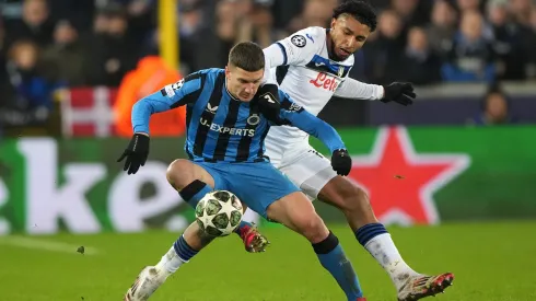 Éderson e Tzolis no jogo da Champions entre Club Brugge e Atalanta. Atlético de Madrid deseja a contratação do ponta grego. Foto: Alex Bierens de Haan