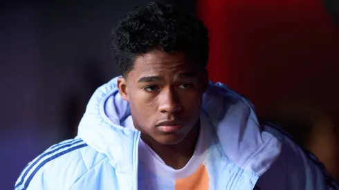 Endrick no banco do Real Madrid. Jogador teve definição sobre a sua saída do clube. Foto: Serrano Arce