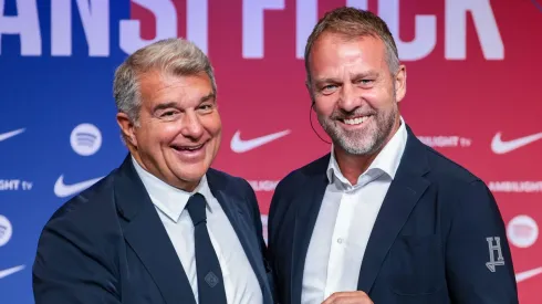 Hansi Flick aprova e Barcelona encaminha venda de grande nome para o Atlético de Madrid. (Photo by Eric Alonso/Getty Images)