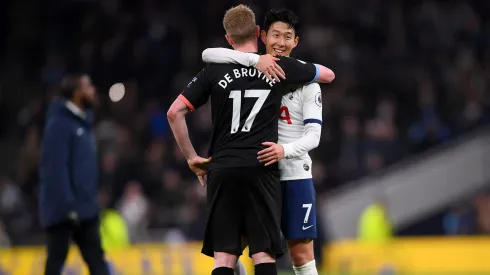 Kevin De Bruyne e Son se abraçando. Foto: Laurence Griffiths/Getty Images